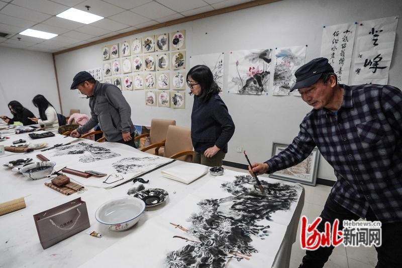 组图｜河北迁安：书画笔会迎“双节” 翰墨飘香送祝福