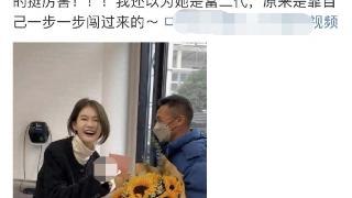 王思聪21岁新女友飞升，送亲爹50万豪车，手提10万包无名指戴戒指