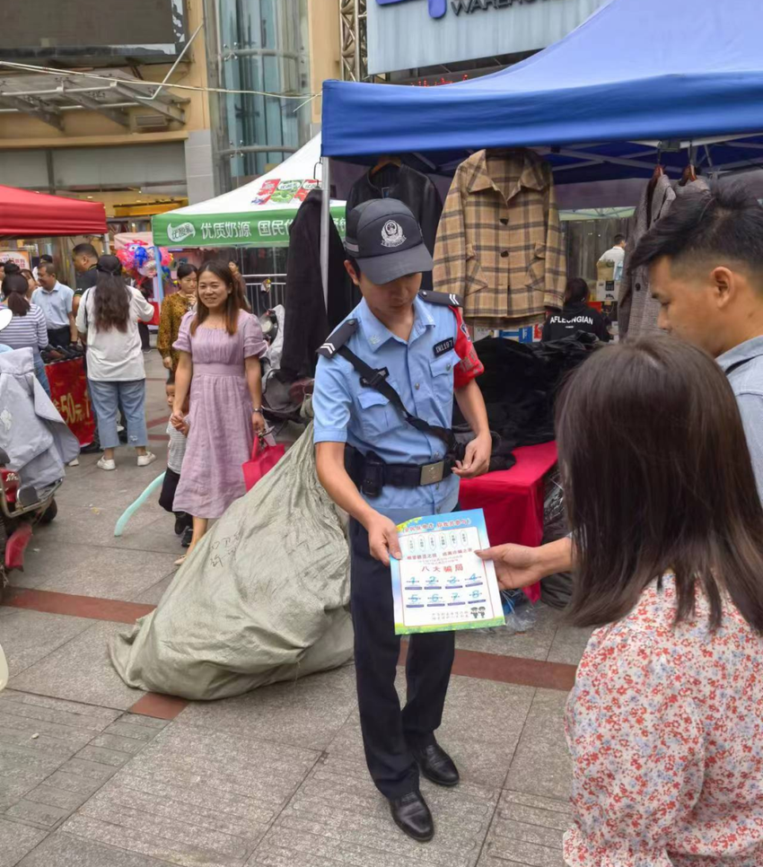 咸安公安分局民辅警奋战在岗共筑鲜艳亮丽的平安“警”色巡逻防控