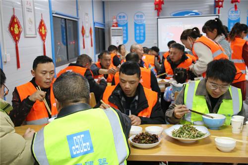 长沙岳麓山实验室集聚区农大片区项目工地：小年“温暖套餐”送给工友们