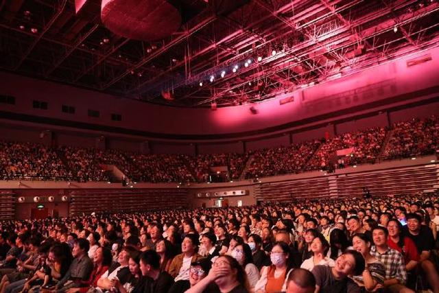 德云社孟鹤堂发文，晒九宫格写真照引热议，孟哥是越来越帅气