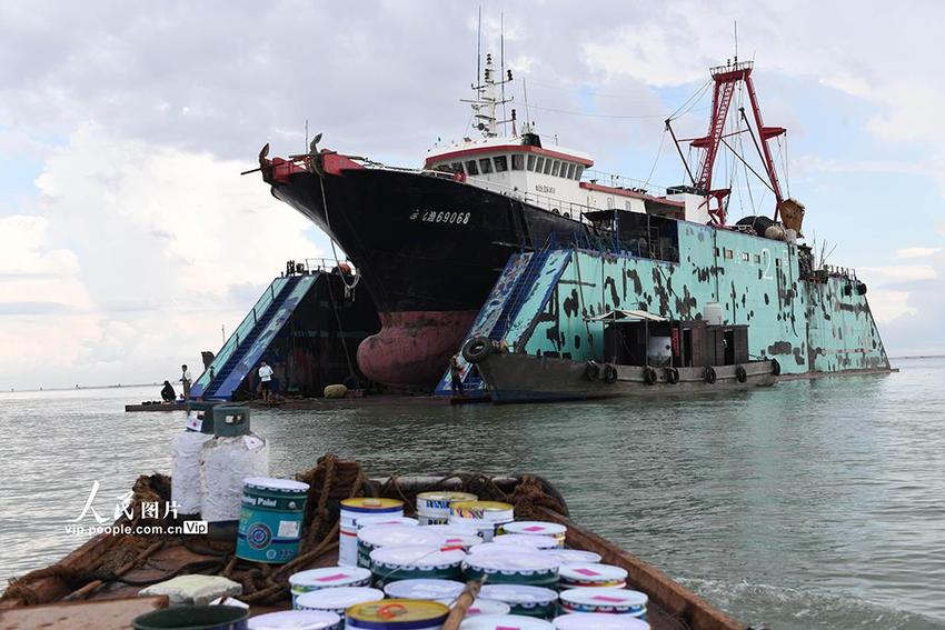 广西北海：休渔期 渔船忙保养