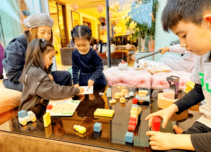 王阳高斯为女儿庆3岁生日，Molly大眼睛像妈妈，越长越俊俏