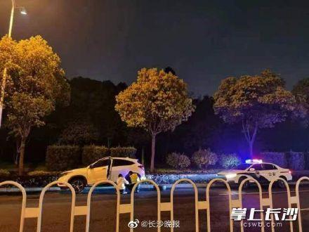 暖心！长沙一辅警帮车主换轮胎，网友：人民的好警察！