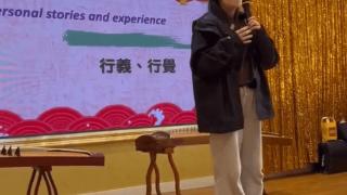 55岁王祖贤现身华人聚会，打扮朴素状态佳