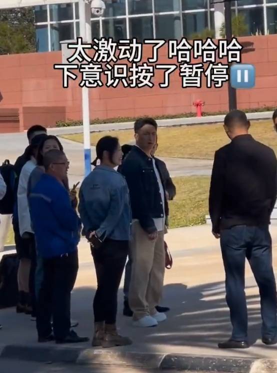 52岁黄磊现身非洲被偶遇 身材瘦了好多似年轻小伙