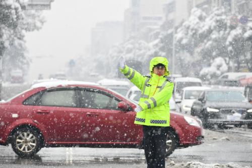 奋战风雪！湘潭公安交警全警上岗，护航寒冬平安路