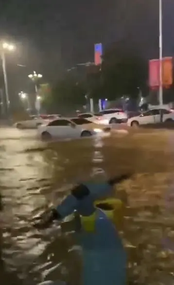 福建一桥梁垮塌致4干部落水失联，村民：暴雨连下十多小时，石桥为40年前集资修建