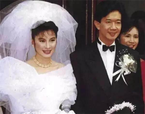 突传喜讯！杨紫琼与相恋19年的富豪男友结婚，对方身家过千亿