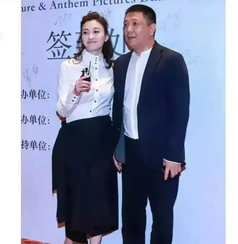 网友逛街偶遇大美女李小冉，本人皮肤白皙颜值高，生图依旧超美