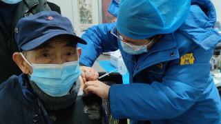 河南郑州：上门入户 为老年人接种疫苗