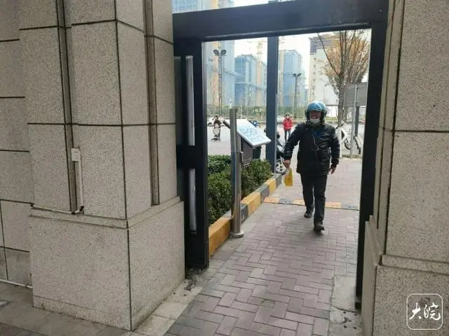 外卖员换乘自行车进小区送外卖 六安一小区做法化解矛盾