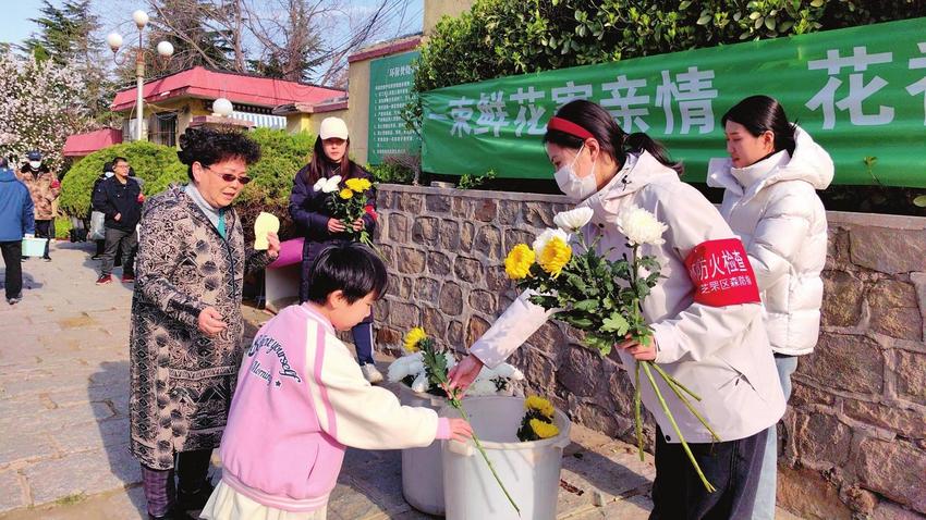 6万多市民清明祭扫亲人