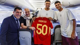 在飞往德国的飞机上，罗德里获赠西班牙国家队五十场纪念球衣