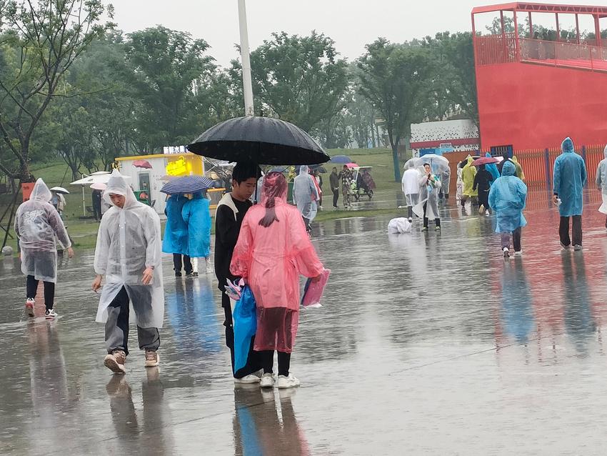 合肥骆岗公园电音节，雨衣、雨伞、鞋套成畅销品