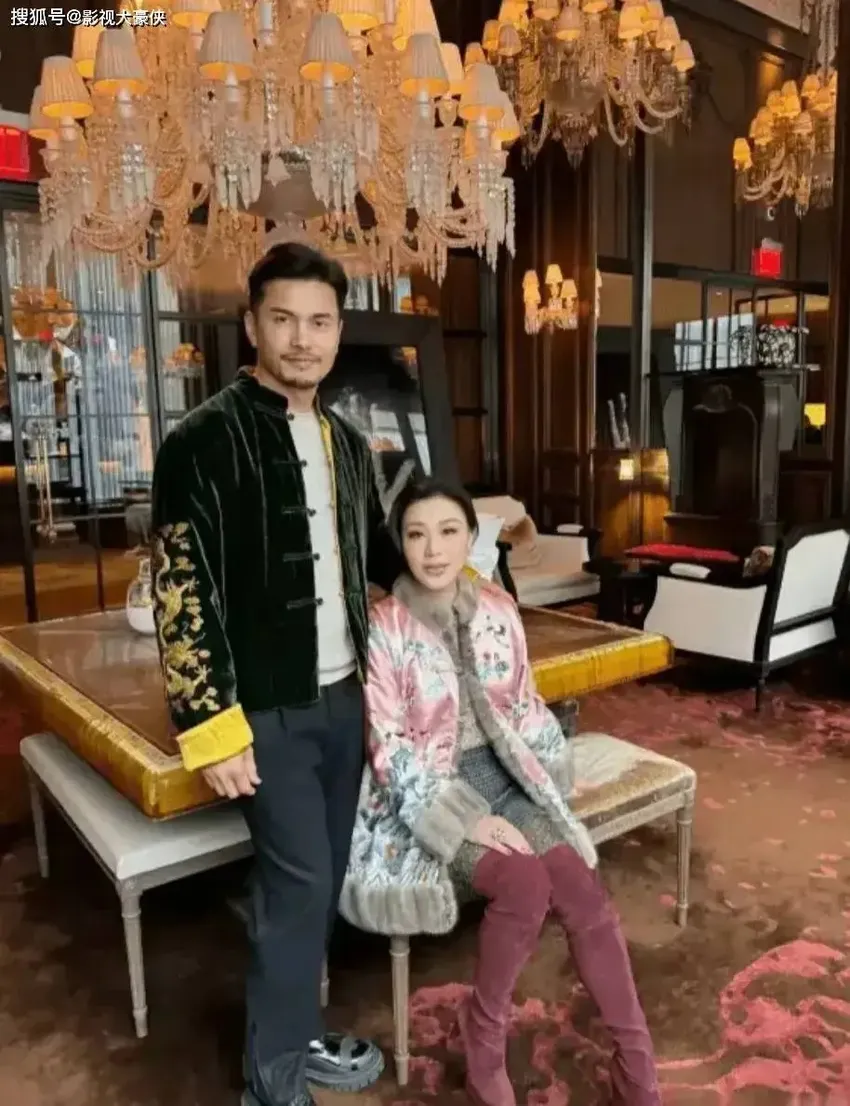 68岁吕良伟和53岁老婆杨小娟新年晒同框合影，夫妻恩爱甜蜜如初