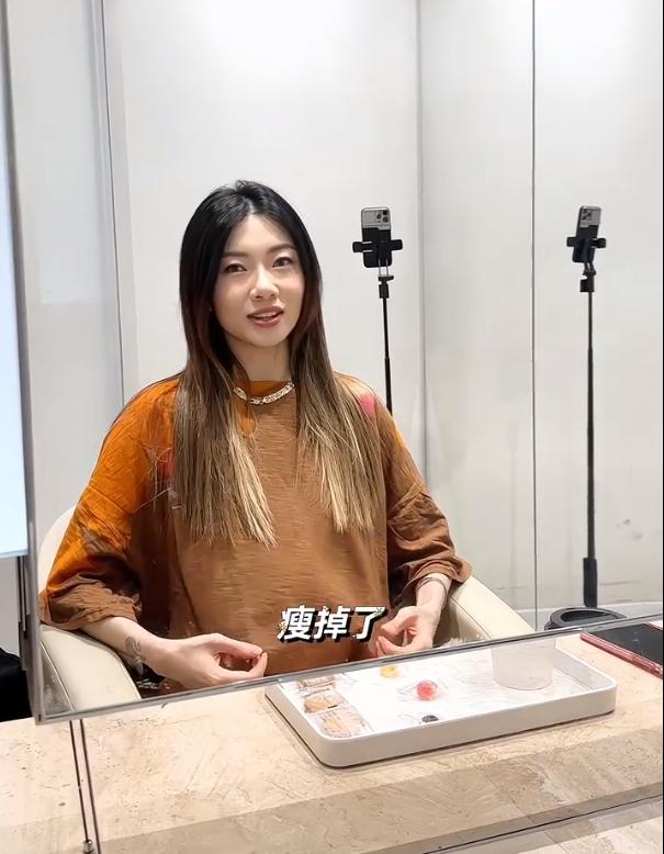 程晓玥漂染新发色，疑似中断对女儿喂养，不如苗苗对孩子的牺牲