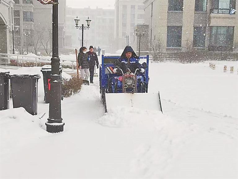 冰城物企改装清雪机上阵