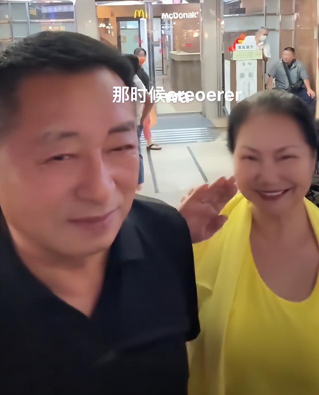 汪小菲带父亲到台北，疑与大S全家聚会，S妈与汪父合影超亲密