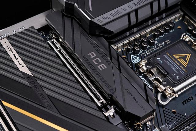 微星MEG Z890 ACE战神主板开箱