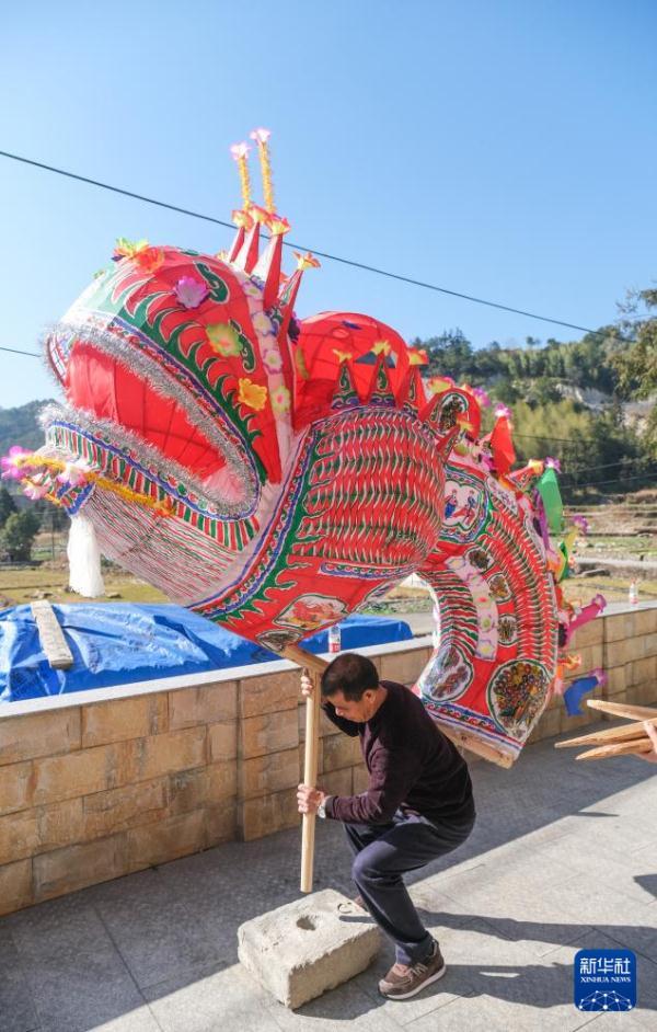 青田：唱龙灯迎新年