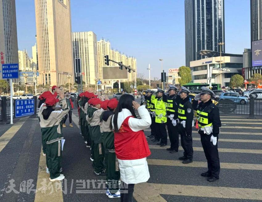 体验晚高峰执勤： “小交警”感受大责任