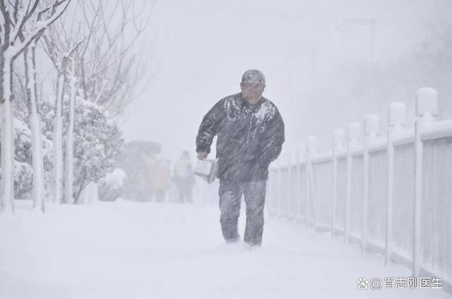 男子雪天醉酒后冻死，让人痛心，醉酒后4个御寒机制会“失灵”