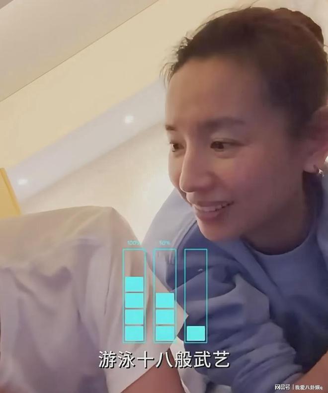 董洁观看儿子戏剧表演，顶顶全程英文好优秀，叛逆期与妈妈顶嘴