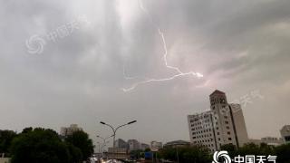 三预警齐发！北京多地电闪雷鸣局地现冰雹 傍晚雷雨影响减弱