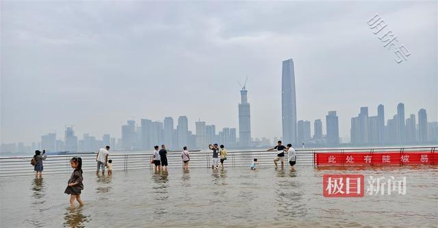 长江水位上涨，汉口江滩成“水上乐园”