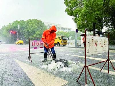 严阵以待 南京各区全力应对强降雨