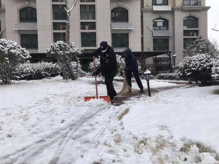 应对大雪，济宁市各小区物业做好保障工作