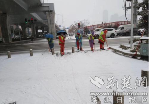 襄阳高新区综合执法局“以雪为令”出动环卫工人1500人次