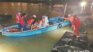 海水涨潮三人被困 多方合力成功救援