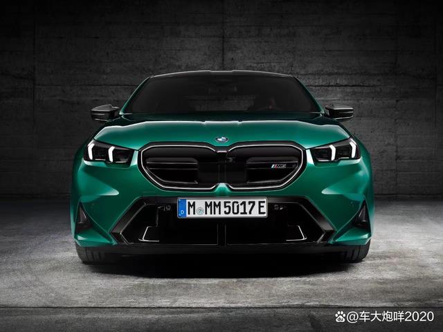 全新一代宝马M5官图正式发布，搭载4.4T V8插混系统