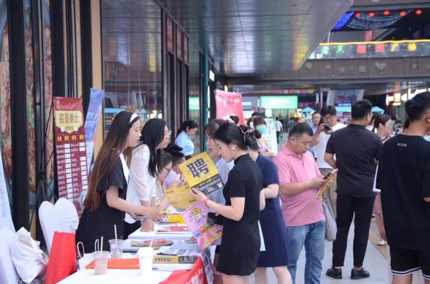 太白湖新区举办“清凉夏夜，职等你来”人才夜市系列招聘会