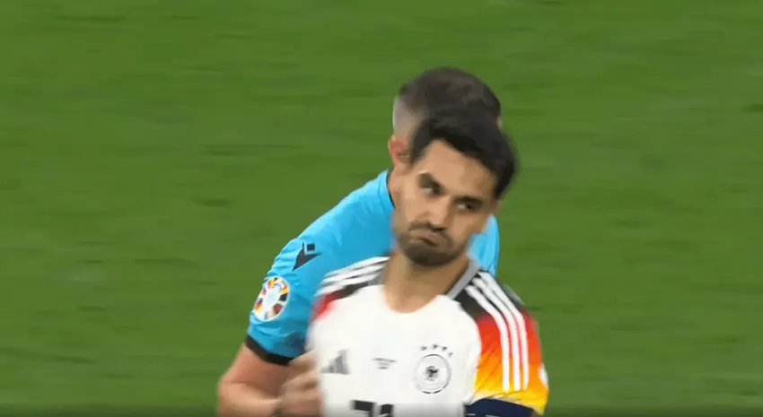 欧洲杯淘汰赛最戏剧场面！德国光速进球一秒被吹，英超名哨争议大