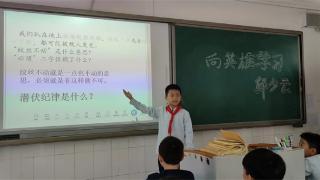 郑州市管城区工人第二新村小学开展“向英雄学习”主题实践活动