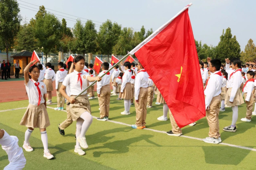 黄金谷学校举行“红领巾爱祖国”主题队日暨新队员入队仪式