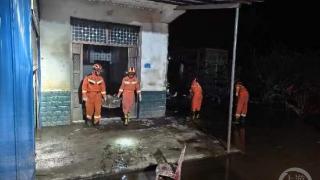 重庆消防增援湖南灾区队伍排干第一栋民房积水