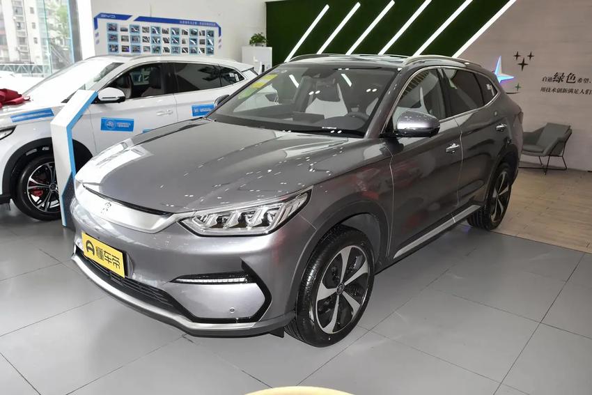 比亚迪宋PLUS EV 2021款设计风格非常简洁，腰线流畅