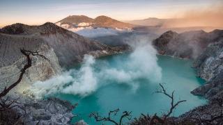 印尼警方：一中国籍游客在印尼伊真火山坠亡