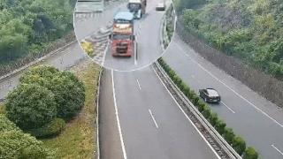 小车高速出口竟然停车 大货车紧急避让 货撒多条车道