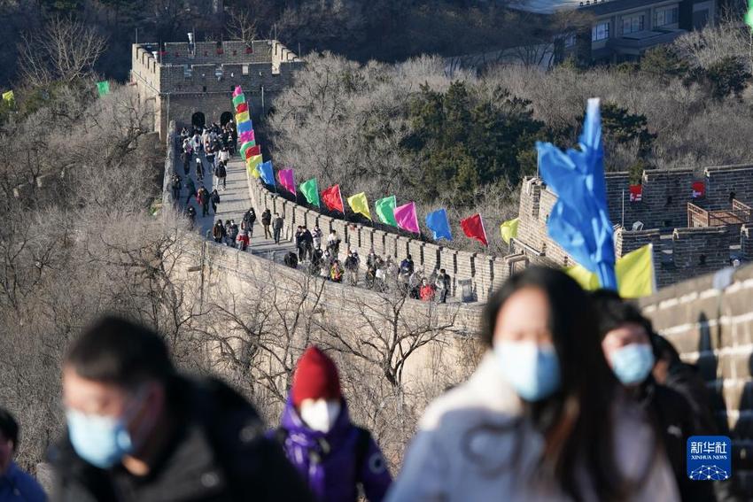 登高迎新年！市民游客在八达岭长城登高望远，健身祈福