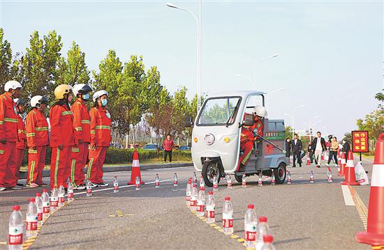 用辛勤和汗水为城市“梳妆”