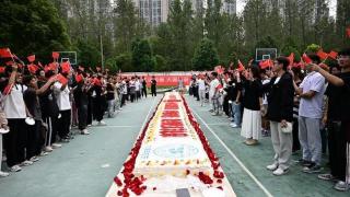 武汉大学生自制13.14米蛋糕欢庆国庆和校庆