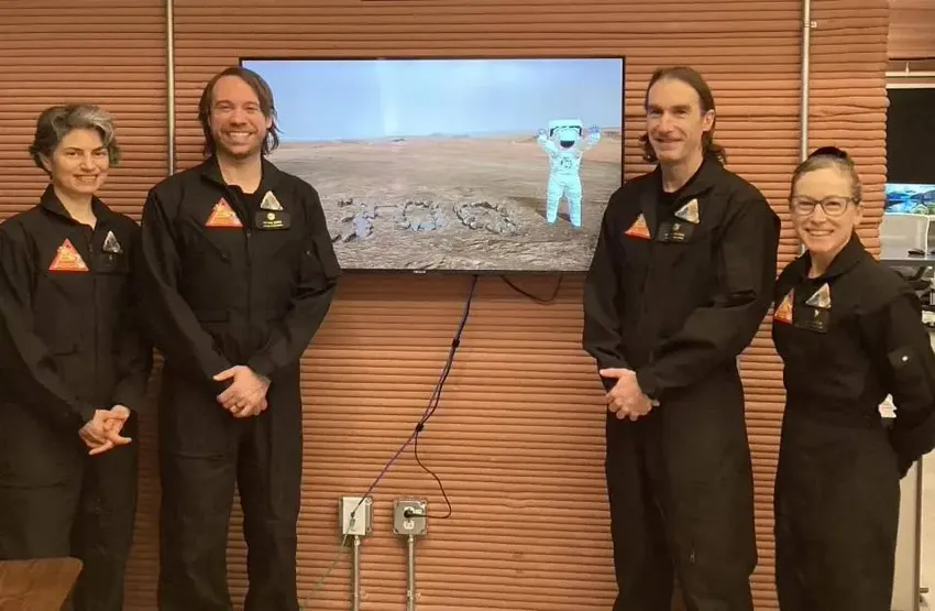 四名志愿者在 NASA 火星模拟舱生活一年后成功出舱，身体未出现重大问题