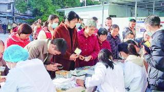 邵阳学院附属第一医院在医院门诊前坪举行丙型肝炎公益检测及肝炎义诊活动