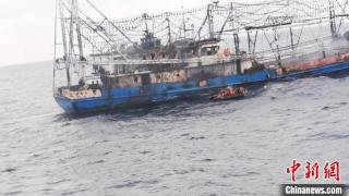 黄海南部海域一渔船失火 15名遇险渔民获救
