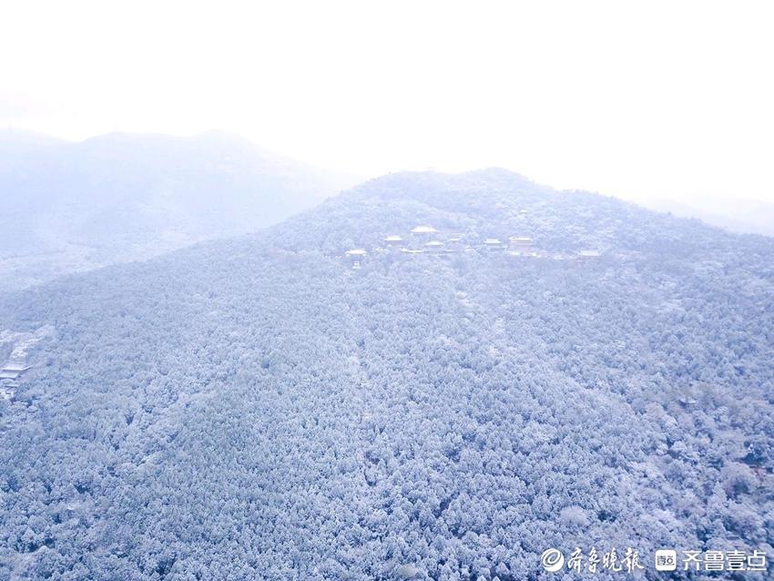 今冬第一场雪，济南千佛山满山玉树琼枝和琼楼玉宇